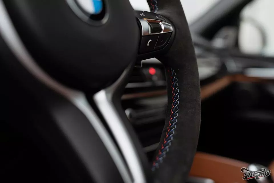 BMW X5M. Перетяжка обода руля в алькантару, с М строчкой и нулевой отметкой из кожи!